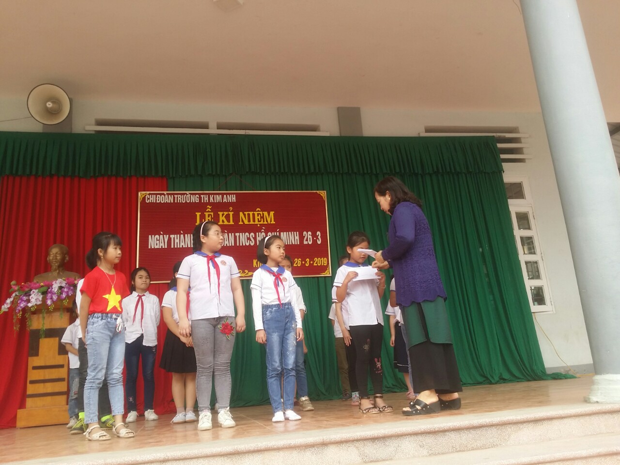 Hiệu Trưởng - Nguyễn Thị Hiên trao phần thưởng cho các khối lớp đạt giải